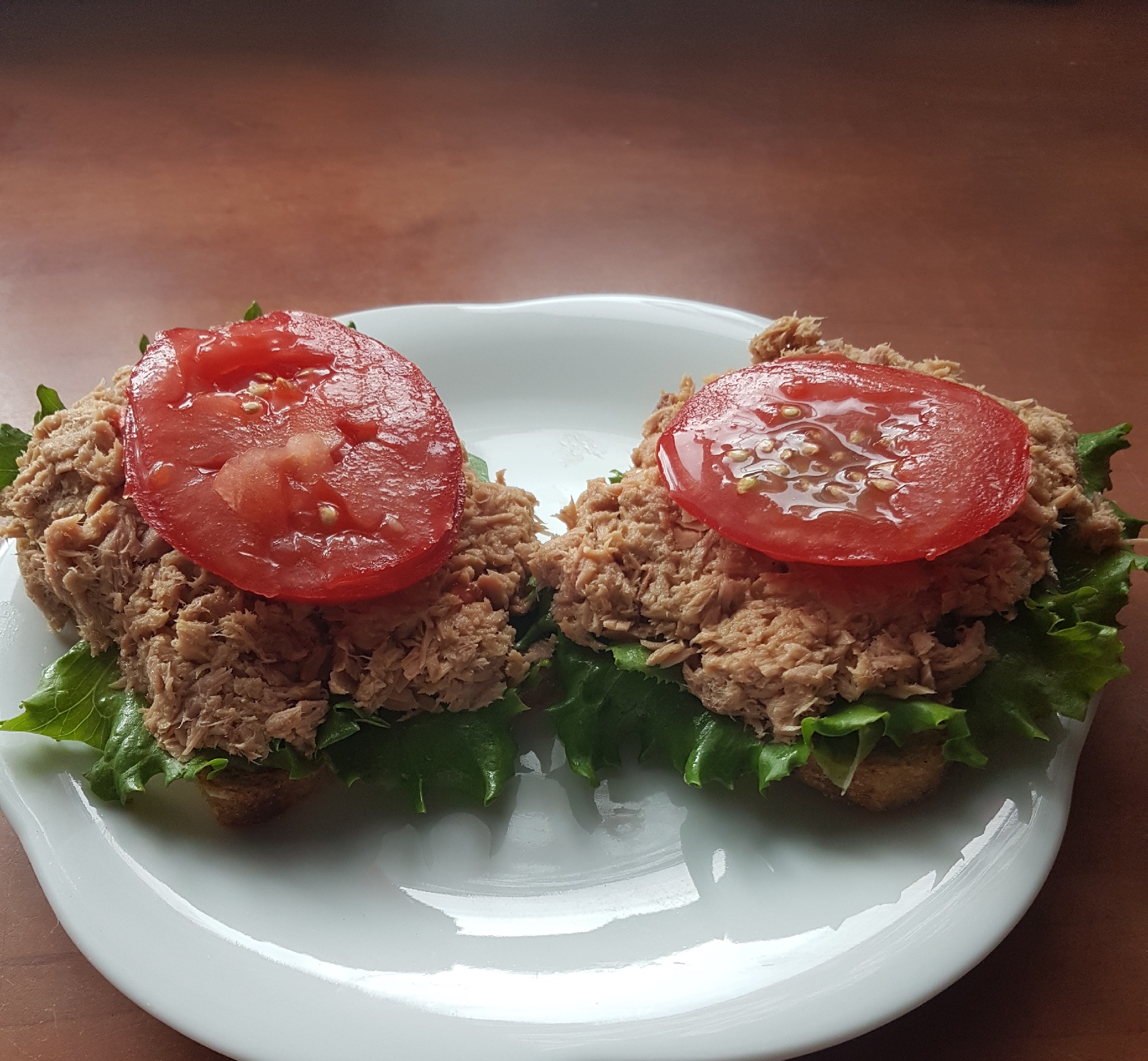 Kanapka z pastą z tuńczyka, sałatą i pomidorem B